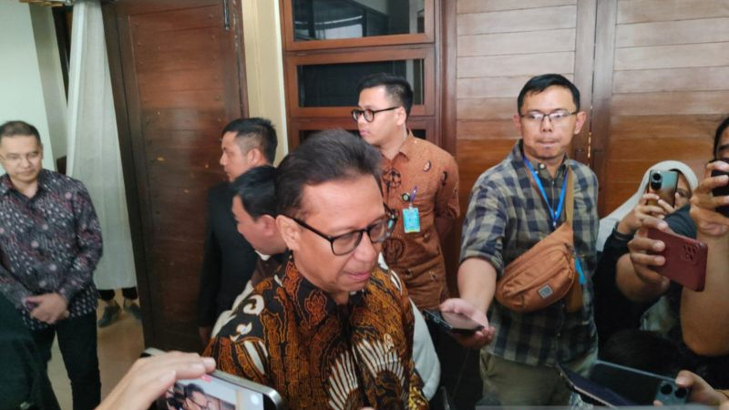 Menteri Kesehatan Budi Gunadi Sadikin memberikan keterangan usai seminar nasional Pencegahan Perundungan, Gratifikasi, Korupsi & Tindak Pidana Kekerasan Seksual di Universitas Padjadjaran, Bandung, Jumat (22/8/2025).