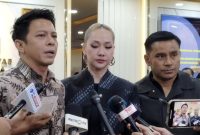 Musisi perwakilan Vibrasi Suara Indonesia (VISI), Ariel Noah, Bunga Citra Lestari, dan Judika, saat memberi keterangan pers soal RUU Hak Cipta di kompleks parlemen, Jakarta, Rabu (27/8/2025)
