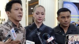 Musisi perwakilan Vibrasi Suara Indonesia (VISI), Ariel Noah, Bunga Citra Lestari, dan Judika, saat memberi keterangan pers soal RUU Hak Cipta di kompleks parlemen, Jakarta, Rabu (27/8/2025)