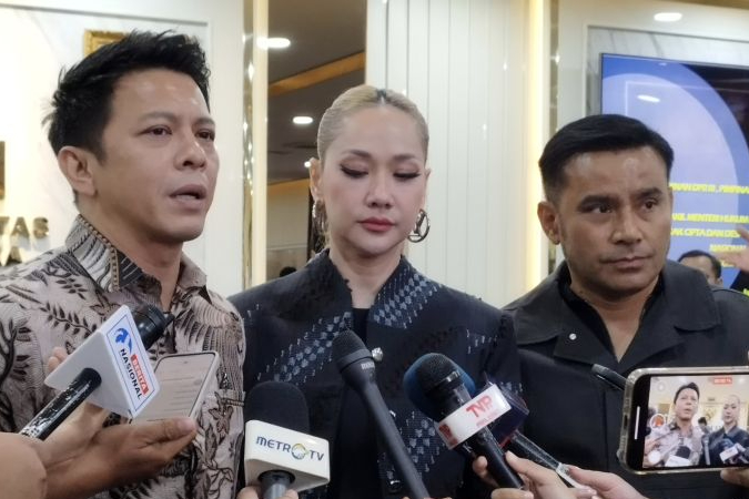 Musisi perwakilan Vibrasi Suara Indonesia (VISI), Ariel Noah, Bunga Citra Lestari, dan Judika, saat memberi keterangan pers soal RUU Hak Cipta di kompleks parlemen, Jakarta, Rabu (27/8/2025)