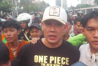 Aktor Denny Sumargo bersama massa demo di depan gedung parlemen, Senayan, Jakarta, Sabtu (30/8/2025). 