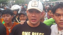 Aktor Denny Sumargo bersama massa demo di depan gedung parlemen, Senayan, Jakarta, Sabtu (30/8/2025). 