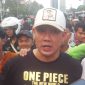 Aktor Denny Sumargo bersama massa demo di depan gedung parlemen, Senayan, Jakarta, Sabtu (30/8/2025). 