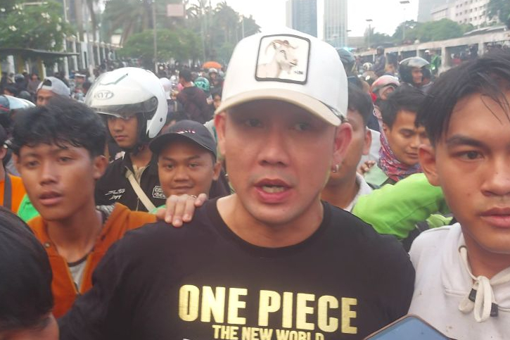 Aktor Denny Sumargo bersama massa demo di depan gedung parlemen, Senayan, Jakarta, Sabtu (30/8/2025). 
