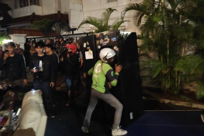 Ya Tuhan! Rumah Eko Patrio Digasak Massa: Warga Berebut Perabotan, Elektronik Hingga Kucing Eko Patrio