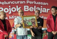 Deputi Bidang Usaha Mikro Kementerian UMKM Riza Adha Damanik (dua dari kiri) menerima cendramata dari pihak GOTO dalam temu media di Jakarta, Jumat (8/8/2025).