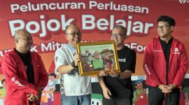 Deputi Bidang Usaha Mikro Kementerian UMKM Riza Adha Damanik (dua dari kiri) menerima cendramata dari pihak GOTO dalam temu media di Jakarta, Jumat (8/8/2025).