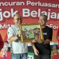 Deputi Bidang Usaha Mikro Kementerian UMKM Riza Adha Damanik (dua dari kiri) menerima cendramata dari pihak GOTO dalam temu media di Jakarta, Jumat (8/8/2025).