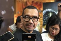 Exco PSSI Arya Sinulingga saat menyaksikan pameran foto dan tulisan bertajuk 90’ & Beyond di Mal Sarinah, Jakarta, Minggu (24/8/2025).