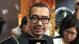 Exco PSSI Arya Sinulingga saat menyaksikan pameran foto dan tulisan bertajuk 90’ & Beyond di Mal Sarinah, Jakarta, Minggu (24/8/2025).