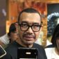 Exco PSSI Arya Sinulingga saat menyaksikan pameran foto dan tulisan bertajuk 90’ & Beyond di Mal Sarinah, Jakarta, Minggu (24/8/2025).