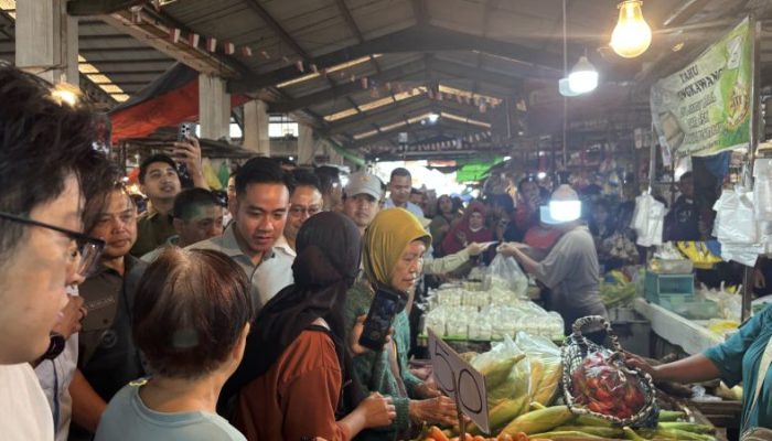 Blusukan di Pasar Flamboyan, Wapres Gibran Beli Pakis hingga Ikan Asin