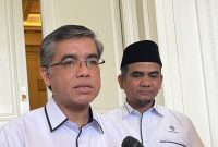 Menteri Ketenagakerjaan (Menaker) Yassierli (kiri) saat ditemui di Jakarta