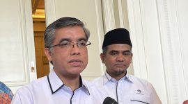 Menteri Ketenagakerjaan (Menaker) Yassierli (kiri) saat ditemui di Jakarta