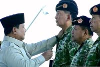 Presiden Prabowo Subianto menyematkan tanda pangkat bintang empat Jenderal Kehormatan kepada lima purnawirawan TNI yaitu Sjafrie Sjamsoeddin, Alm. Ali Sadikin, Agus Sutomo, Muhammad Herindra, dan Muhammad Yunus Yosfiah saat Upacara Gelar Pasukan Operasional dan Kehormatan Militer di Pusat Pendidikan dan Latihan Pasukan Khusus (Pusdiklatpassus) Kopassus TNI Angkatan Darat, Batujajar, Kabupaten Bandung Barat, Jawa Barat, Minggu (10/8/2025).