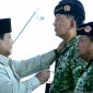 Presiden Prabowo Subianto menyematkan tanda pangkat bintang empat Jenderal Kehormatan kepada lima purnawirawan TNI yaitu Sjafrie Sjamsoeddin, Alm. Ali Sadikin, Agus Sutomo, Muhammad Herindra, dan Muhammad Yunus Yosfiah saat Upacara Gelar Pasukan Operasional dan Kehormatan Militer di Pusat Pendidikan dan Latihan Pasukan Khusus (Pusdiklatpassus) Kopassus TNI Angkatan Darat, Batujajar, Kabupaten Bandung Barat, Jawa Barat, Minggu (10/8/2025).
