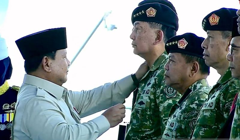 Presiden Prabowo Subianto menyematkan tanda pangkat bintang empat Jenderal Kehormatan kepada lima purnawirawan TNI yaitu Sjafrie Sjamsoeddin, Alm. Ali Sadikin, Agus Sutomo, Muhammad Herindra, dan Muhammad Yunus Yosfiah saat Upacara Gelar Pasukan Operasional dan Kehormatan Militer di Pusat Pendidikan dan Latihan Pasukan Khusus (Pusdiklatpassus) Kopassus TNI Angkatan Darat, Batujajar, Kabupaten Bandung Barat, Jawa Barat, Minggu (10/8/2025).