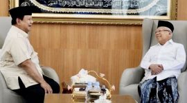 Presiden Prabowo Subianto (kiri) bersilaturahmi ke kediaman pribadi Wakil Presiden Ke-13 KH Ma'ruf Amin di Kota Depok, Jawa Barat, Minggu (24/8/2025).