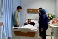 Wakil Presiden (Wapres) Gibran Rakabuming Raka (kiri) di RS Pelni, Jakarta, Jumat (29/8/2025), menjenguk salah satu pengendara ojol korban bentrok massa dan aparat, Umar Amirudin