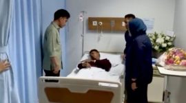 Wakil Presiden (Wapres) Gibran Rakabuming Raka (kiri) di RS Pelni, Jakarta, Jumat (29/8/2025), menjenguk salah satu pengendara ojol korban bentrok massa dan aparat, Umar Amirudin