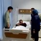 Wakil Presiden (Wapres) Gibran Rakabuming Raka (kiri) di RS Pelni, Jakarta, Jumat (29/8/2025), menjenguk salah satu pengendara ojol korban bentrok massa dan aparat, Umar Amirudin