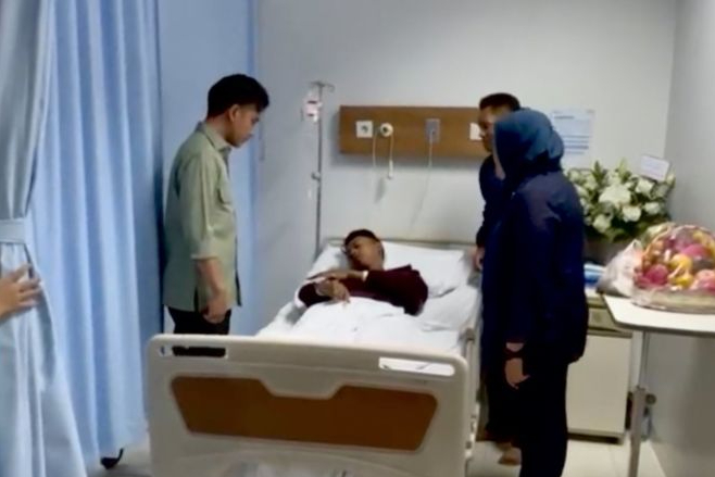 Wakil Presiden (Wapres) Gibran Rakabuming Raka (kiri) di RS Pelni, Jakarta, Jumat (29/8/2025), menjenguk salah satu pengendara ojol korban bentrok massa dan aparat, Umar Amirudin