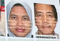 Foto pasangan suami istri Emylia Said (kiri) dan Herwansyah yang telah dimasukkan ke dalam daftar pencarian orang (DPO) sejak 30 Mei 2022 saat ditampilkan pimpinan Komisi Pemberantasan Korupsi, di Gedung Juang, Jakarta, Rabu (6/8/2025)