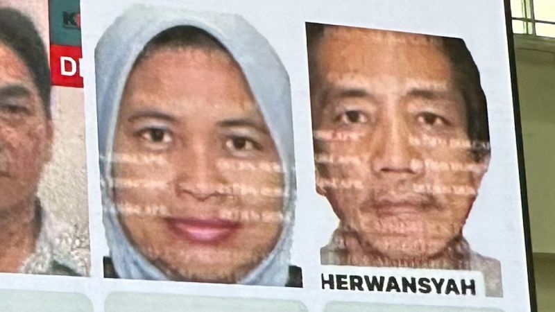 Foto pasangan suami istri Emylia Said (kiri) dan Herwansyah yang telah dimasukkan ke dalam daftar pencarian orang (DPO) sejak 30 Mei 2022 saat ditampilkan pimpinan Komisi Pemberantasan Korupsi, di Gedung Juang, Jakarta, Rabu (6/8/2025)