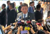 Ketua Komisi III DPR RI Habiburokhman saat memberikan keterangan di kompleks parlemen, Senayan, Jakarta, Jumat (15/8/2025).