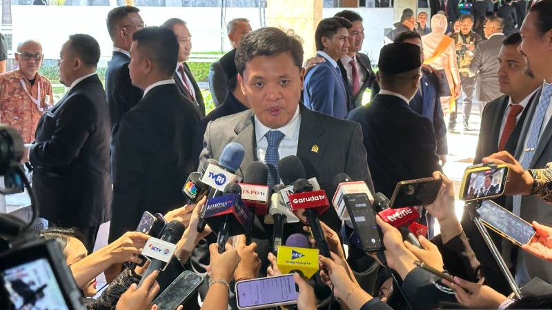 Ketua Komisi III DPR RI Habiburokhman saat memberikan keterangan di kompleks parlemen, Senayan, Jakarta, Jumat (15/8/2025).