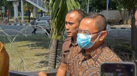 Bupati Pati Sudewo (tengah) memenuhi panggilan Komisi Pemberantasan Korupsi dengan mendatangi Gedung Merah Putih KPK, Jakarta, Rabu (27/8/2025).