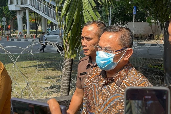 Bupati Pati Sudewo (tengah) memenuhi panggilan Komisi Pemberantasan Korupsi dengan mendatangi Gedung Merah Putih KPK, Jakarta, Rabu (27/8/2025).