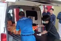 Jenazah diduga seorang Kepala Kantor Cabang Pembantu (KCP) sebuah bank di Jakarta berinisial IP tiba di Rumah Sakit Polri Kramat Jati, Jakarta Timur, Kamis (21/8/2025)