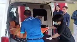 Jenazah diduga seorang Kepala Kantor Cabang Pembantu (KCP) sebuah bank di Jakarta berinisial IP tiba di Rumah Sakit Polri Kramat Jati, Jakarta Timur, Kamis (21/8/2025)