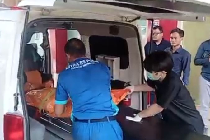 Jenazah diduga seorang Kepala Kantor Cabang Pembantu (KCP) sebuah bank di Jakarta berinisial IP tiba di Rumah Sakit Polri Kramat Jati, Jakarta Timur, Kamis (21/8/2025)