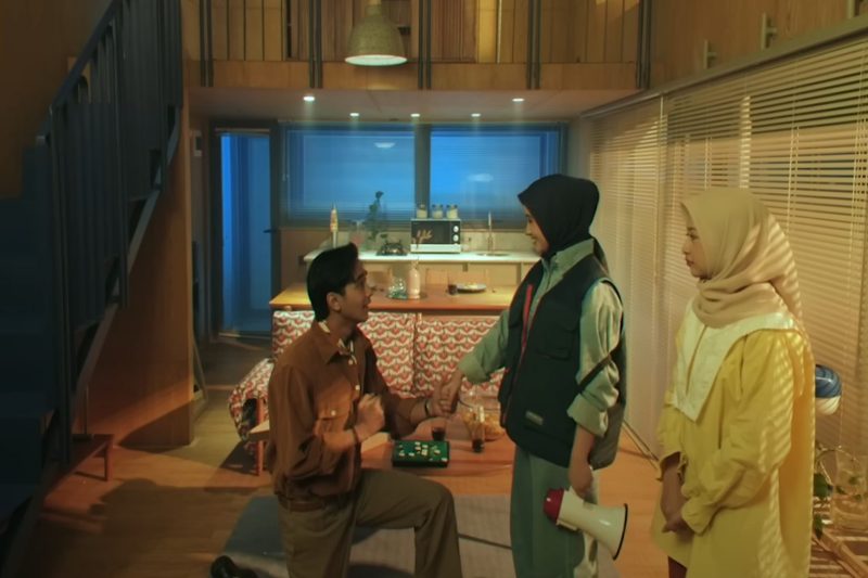 Cuplikan video musik Juicy Luicy Lampu Kuning, menjadi lagu populer Indonesia dengan lirik penuh makna