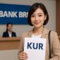 seorang Wanita sedang berada di bank BRI untuk mengajukan KUR BRI September 2025, menggambarkan kemudahan akses pinjaman bagi pelaku UMKM