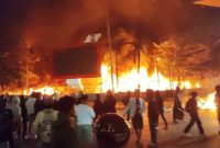 Foto suasana kebakaran hebat yang melanda Kantor DPRD Makassar di Jalan Andi Pangeran Pettarani. Gedung DPRD Makassar ludes terbakar setelah dibakar massa, disaksikan ribuan warga pada Jumat malam