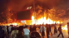 Foto suasana kebakaran hebat yang melanda Kantor DPRD Makassar di Jalan Andi Pangeran Pettarani. Gedung DPRD Makassar ludes terbakar setelah dibakar massa, disaksikan ribuan warga pada Jumat malam