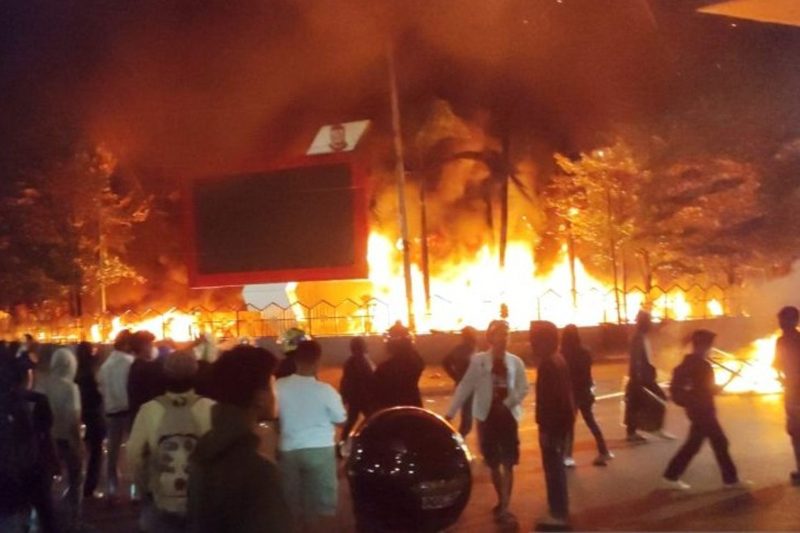Foto suasana kebakaran hebat yang melanda Kantor DPRD Makassar di Jalan Andi Pangeran Pettarani. Gedung DPRD Makassar ludes terbakar setelah dibakar massa, disaksikan ribuan warga pada Jumat malam