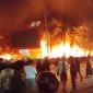 Foto suasana kebakaran hebat yang melanda Kantor DPRD Makassar di Jalan Andi Pangeran Pettarani. Gedung DPRD Makassar ludes terbakar setelah dibakar massa, disaksikan ribuan warga pada Jumat malam