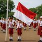 Anak-anak sekolah dasar sedang mengikuti upacara bendera dengan khidmat. Momen ini sering diiringi dengan Lirik Lagu 17 Agustus seperti “Hari Merdeka” yang menggugah semangat nasionalisme sejak usia dini. Upacara ini mengajarkan nilai cinta tanah air, penghargaan terhadap jasa pahlawan, serta pentingnya menjaga persatuan Indonesia.