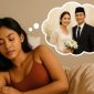 Seorang wanita  tertidur lelap dengan ekspresi damai, menggambarkan momen mimpi menikah yang penuh harapan. Dalam bayangannya terlihat dirinya mengenakan gaun pengantin putih elegan, berdampingan dengan pria idamannya di pelaminan. 