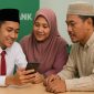 ilsutrasi Seorang siswa madrasah Indonesia bersama orang tuanya sedang mengecek pencairan PIP Madrasah 2025 di bank. Ilustrasi ini menggambarkan proses penerimaan bantuan pendidikan dari Kementerian Agama untuk mendukung biaya sekolah siswa MI, MTs, hingga MA