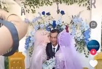 Sebuah video pernikahan unik di Desa Bajarau, Kecamatan Parenggean, Kabupaten Kotawaringin Timur (Kotim), Kalimantan Tengah, viral di media sosial. Video tersebut memperlihatkan seorang pria yang disebut sebagai Ketua RT 9 menikahi dua wanita sekaligus
