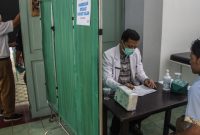 Dokter spesialis memeriksa kesehatan pasien saat pelaksanaan program Speling atau Dokter Spesialis Keliling di Solo, Jawa Tengah, Kamis (19/6/2025).
