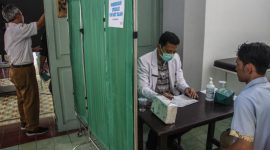 Dokter spesialis memeriksa kesehatan pasien saat pelaksanaan program Speling atau Dokter Spesialis Keliling di Solo, Jawa Tengah, Kamis (19/6/2025).