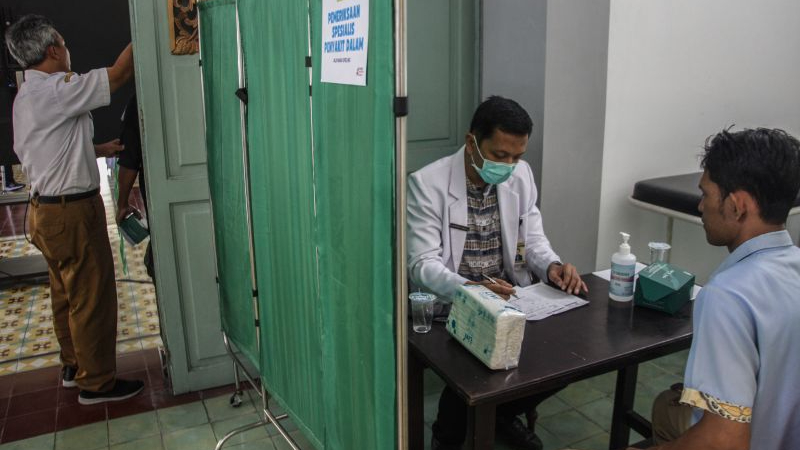 Dokter spesialis memeriksa kesehatan pasien saat pelaksanaan program Speling atau Dokter Spesialis Keliling di Solo, Jawa Tengah, Kamis (19/6/2025).
