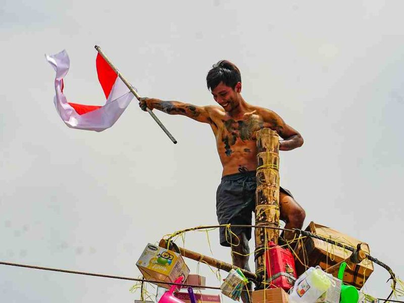 Teks Khutbah Jumat 8 Agustus 2025: Meyongsong HUT RI dengan Syukur dan Karya Nyata di mana momentum peringatan Hari Ulang Tahun (HUT) ke-80 Kemerdekaan Republik Indonesia harus kita jadikan sebagai ajang memperkuat rasa syukur kita kepada Allah atas nikmat kemerdekaan yang telah dianugerahkan.