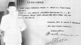 Pembacaan teks Proklamasi oleh Ir Soekarno dilakukan pada Hari Jumat, 17 Agustus 1945